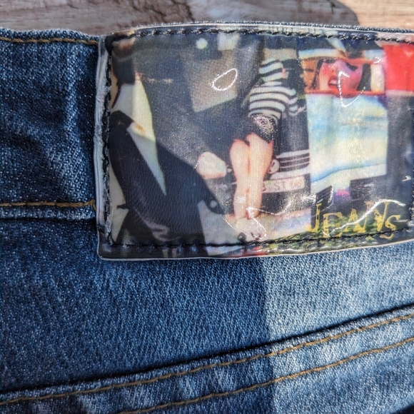 Jet Women's Capris Denim Jeans Sz S Stone Washed Graphics Fringed B2 - Picture 10 of 10